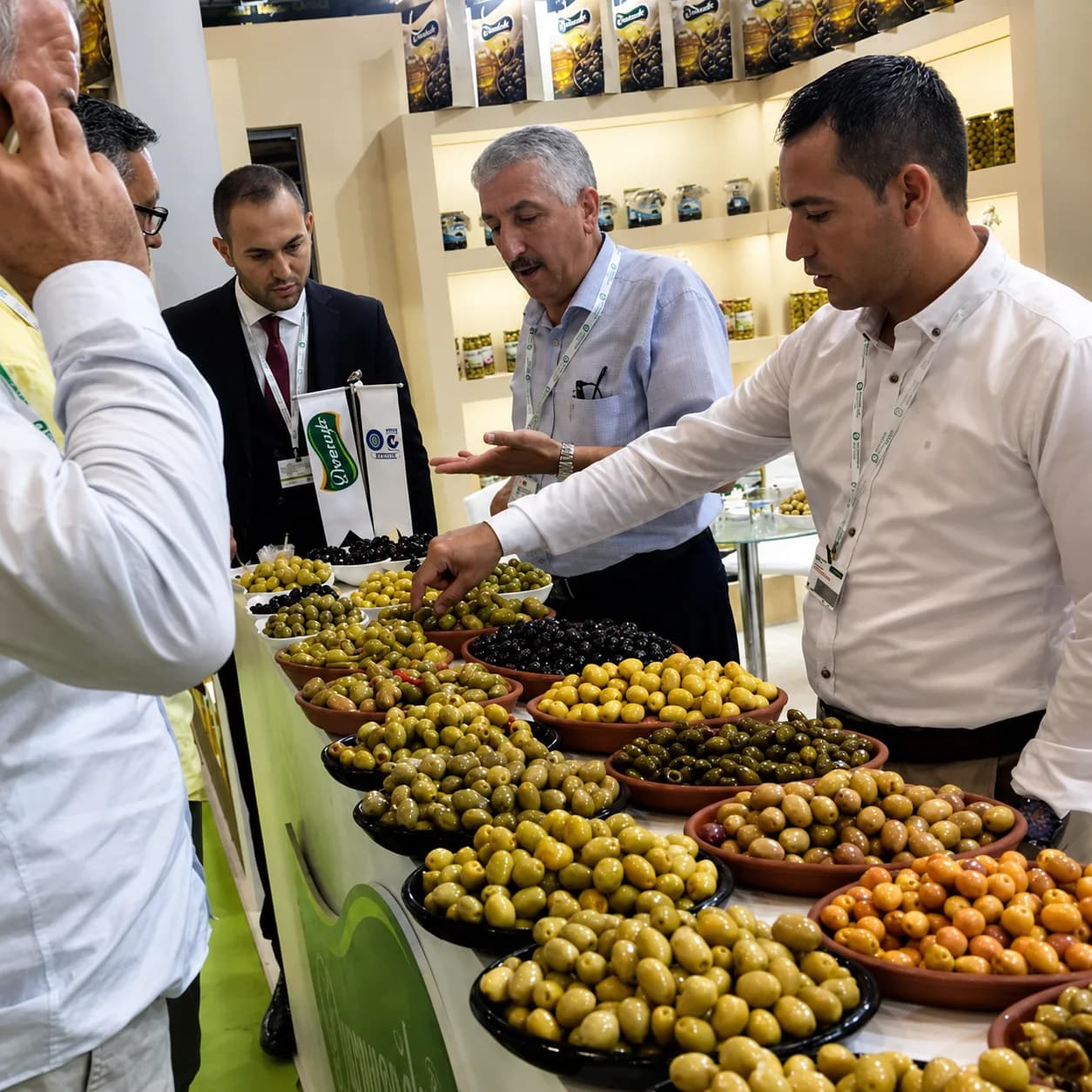 Fuar standında ürün tadım sunumu